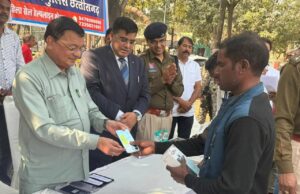 नव वर्ष के पहले दिन खिले 100 नागरिकों के चेहरे, लंबे समय से गुम हो चुके मोबाईल लौटाए