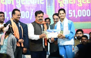 उपमुख्यमंत्री श्री विजय शर्मा ने साउथ एशियन बॉल बैडमिंटन चैंपियनशिप में स्वर्ण पदक जीतने वाली कवर्धा की बेटी रिया तिवारी का किया सम्मान