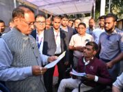 दोनों पैर से दिव्यांग राज शर्मा को 20 हजार रूपए की आर्थिक सहायता