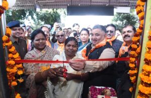 राम-नाम की धुन पर 850 भक्त रामलला के दर्शन के लिए अयोध्या रवाना पर्यटन एवं संस्कृति मंत्री श्री राजेश अग्रवाल ने दिखाई हरी झंडी