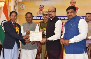 राज्यपाल श्री रमेन डेका एवं मुख्यमंत्री श्री विष्णुदेव साय ने 10वीं और 12वीं परीक्षा के मेधावी विद्यार्थियों को किया सम्मानित