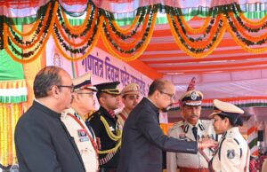 राज्यपाल ने गणतंत्र दिवस समारोह में वीरता, शौर्य एवं उत्कृष्ट सेवा के लिए किया सम्मानित