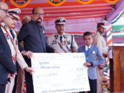 राज्यपाल श्री रमेन डेका ने राजधानी के मुख्य समारोह में विजेताओं को किया सम्मानित