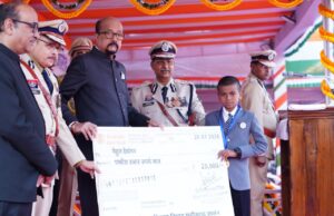 राज्यपाल श्री रमेन डेका ने राजधानी के मुख्य समारोह में विजेताओं को किया सम्मानित