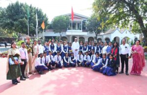स्कूल के विद्यार्थियों ने देखा लोकभवन