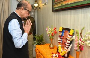 राज्यपाल श्री डेका ने राष्ट्रपिता महात्मा गांधी को दी श्रद्धांजलि