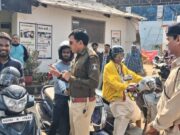 सड़क पर सुरक्षा का संकल्प…..दंतेवाड़ा में हेलमेट अभियान….80 दुपहिया चालक हुए जागरूक