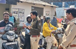 सड़क पर सुरक्षा का संकल्प…..दंतेवाड़ा में हेलमेट अभियान….80 दुपहिया चालक हुए जागरूक