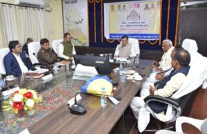 प्रभारी मंत्री लखन लाल देवांगन ने ली विभागीय समीक्षा बैठक