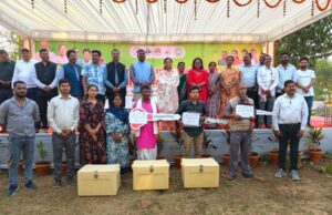 धरती आबा ग्राम उत्कर्ष योजना अंतर्गत मत्स्य विक्रेताओं को मिला मोटरसाइकिल सह आइस