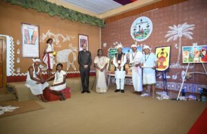 जनजातीय परंपराओं और संस्कृति पर आधारित भव्य प्रदर्शनी का राष्ट्रपति श्रीमती द्रौपदी मुर्मु ने किया अवलोकन