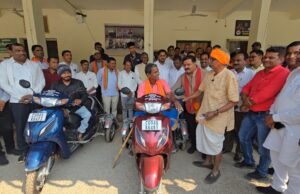 उपमुख्यमंत्री श्री विजय शर्मा की तत्परता से दो दिव्यांगों को मिली स्कूटी