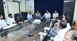 कलेक्टर ने गैस एजेंसी और पेट्रोल पंप संचालकों की ली बैठक, आपूर्ति व्यवस्था की समीक्षा की