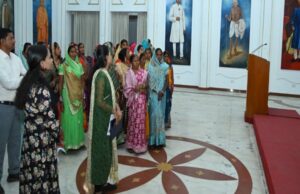 राज्यपाल के गोद ग्राम पंचायत बिजली के ग्रामीणों ने किया लोकभवन का भ्रमण