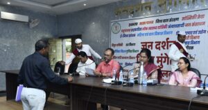 जनदर्शन में कलेक्टर ने सुनी आमजनों की मांगे और समस्याएं ग्राम पंचायत बांकी में ठाकुरों का गुंडाराज पर विशेष शिकायत धोखाधड़ी पर संबंधितों पर कार्यवाही टीम गठित कर जांच के दिए निर्देश