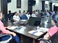 कलेक्टर ने ली जिला कलेक्टोरेट के कर्मचारियों की बैठक