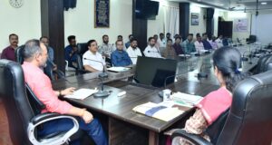 कलेक्टर ने ली जिला कलेक्टोरेट के कर्मचारियों की बैठक