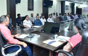 कलेक्टर ने ली जिला कलेक्टोरेट के कर्मचारियों की बैठक