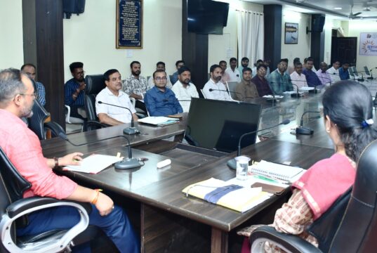 कलेक्टर ने ली जिला कलेक्टोरेट के कर्मचारियों की बैठक