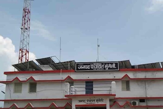 जनपद पंचायत मुंगेली 3 वर्षो से शासकीय संपत्ति स्वचलित शौचालय को खेत में छोड सोएं है गहरे नींद में