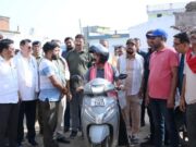 स्कूटी पर निकले उप मुख्यमंत्री श्री अरुण साव, नगर भ्रमण कर विकास कार्यों का लिया जायजा
