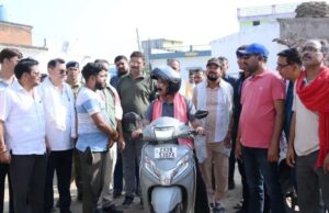 स्कूटी पर निकले उप मुख्यमंत्री श्री अरुण साव, नगर भ्रमण कर विकास कार्यों का लिया जायजा