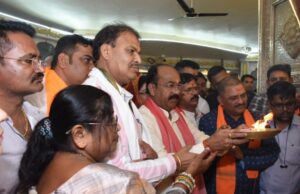 उप मुख्यमंत्री श्री अरुण साव ने माँ बम्लेश्वरी मंदिर पहुंचकर पूजा-अर्चना की