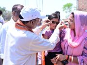 गोद में उठाया, चश्मा पहनाया : भैंसामुड़ा में दिखा मुख्यमंत्री का आत्मीय रूप