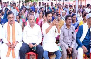 सरगुजा जिले के ग्राम सिलमा में अचानक उतरा मुख्यमंत्री श्री साय का हेलीकॉप्टर