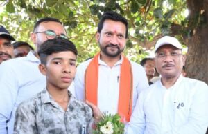 मुख्यमंत्री श्री विष्णु देव साय ने मेधावी छात्र गिरवर पटेल को किया सम्मानित