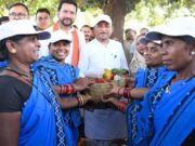 सरोधी में महिला स्व सहायता समूह ने मुख्यमंत्री को भेंट की स्थानीय उत्पादों की टोकरी