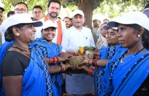 सरोधी में महिला स्व सहायता समूह ने मुख्यमंत्री को भेंट की स्थानीय उत्पादों की टोकरी