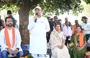 कटहल–गुलमोहर की छांव में सजी चौपाल, मुख्यमंत्री ने सरोधी में सुनी जनता की आवाज