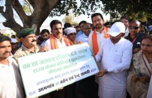 मुख्यमंत्री श्री विष्णु देव साय ने समाज प्रमुख को सौंपा टेंट एवं बर्तन सामग्री, ग्राम आमगांव में बढ़ेगा रोजगार