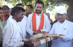 सुशासन तिहार : मुख्यमंत्री श्री विष्णु देव साय ने पीएम जनमन के हितग्राही को सौंपी खुशियों की चाबी