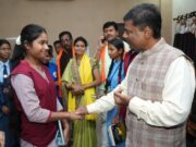 नारायणपुर के मेधावी छात्र सम्मानित- वन मंत्री श्री केदार कश्यप ने खिलाई मिठाई