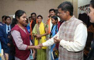 नारायणपुर के मेधावी छात्र सम्मानित- वन मंत्री श्री केदार कश्यप ने खिलाई मिठाई