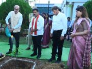 राज्यपाल श्री रमेन डेका ने किया पौधरोपण, कवर्धा कलेक्ट्रेट परिसर में रोपा आम का पौधा, पर्यावरण संरक्षण का दिया संदेश