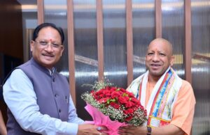 मुख्यमंत्री ने उत्तर प्रदेश के मुख्यमंत्री श्री योगी आदित्यनाथ का किया आत्मीय स्वागत