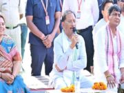 ’मुख्यमंत्री श्री विष्णु देव साय ने बरगद के पेड़ के नीचे लगाई चौपाल, सुनी ग्रामीणों की समस्याएं’