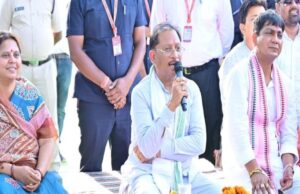 ’मुख्यमंत्री श्री विष्णु देव साय ने बरगद के पेड़ के नीचे लगाई चौपाल, सुनी ग्रामीणों की समस्याएं’