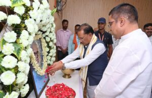 मुख्यमंत्री श्री विष्णुदेव साय ने स्वर्गीय दिनेश सेन को दी श्रद्धांजलि : शोक संतप्त परिवार से की मुलाकात