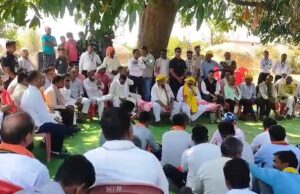 उप मुख्यमंत्री श्री अरुण साव ने आम पेड़ के नीचे लगाई चौपाल