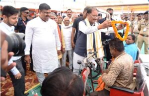 जब मुख्यमंत्री श्री साय ने थामा हाथ, तो दिव्यांग हितग्राही की जिंदगी में लौटी उम्मीद की रौशनी