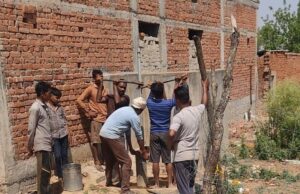 भीषण गर्मी में राहत – हैंडपंप सुधार कार्य से ग्रामीणों को मिल रही निर्बाध पेयजल सुविधा
