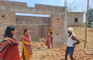 मैदान में उतरीं कलेक्टर, सड़क, जल संरक्षण और आवास कार्यों की हकीकत परखी