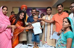हितग्राहियों को बांटे गए आयुष्मान कार्ड व प्रमाण पत्र; कलेक्टर ने दिलाई बाल विवाह मुक्त जिला बनाने की शपथ