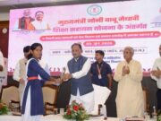 मुख्यमंत्री के हाथों मेधावी छात्रा को मिली 2 लाख रुपये की सहायता