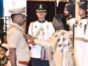 वित्त मंत्री श्री ओपी चौधरी ने शौर्य चक्र से सम्मानित छत्तीसगढ़ पुलिस के जांबाज अधिकारियों को दी बधाई