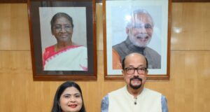 राज्यपाल श्री डेका से लेखिका श्रीमती अग्रवाल की पुस्तक का किया विमोचन